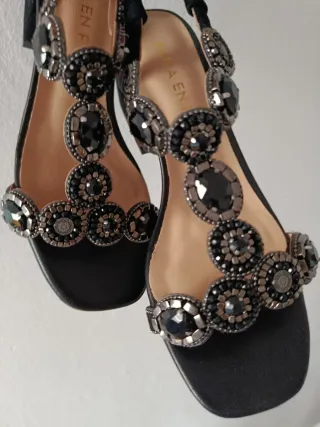 Sandalias tacón Alma en Pena negras pedrería