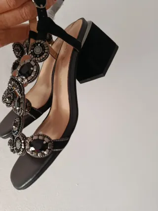 Sandalias tacón Alma en Pena negras pedrería