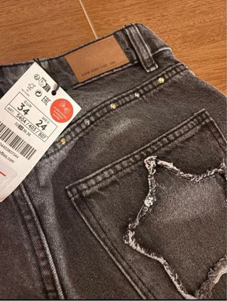 Pantalón vaquero gris con estrellas y tachuelas