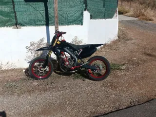 Honda HM Supermotard Negra y Roja