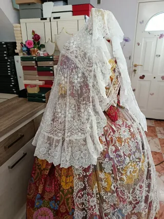 Mantilla de fallera a estrenar media luna