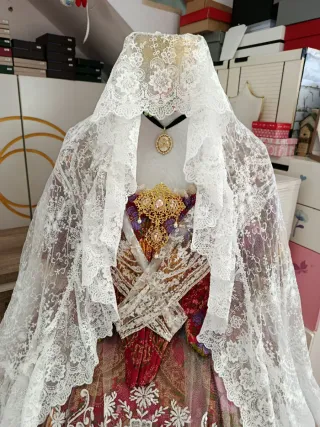 Mantilla de fallera a estrenar media luna