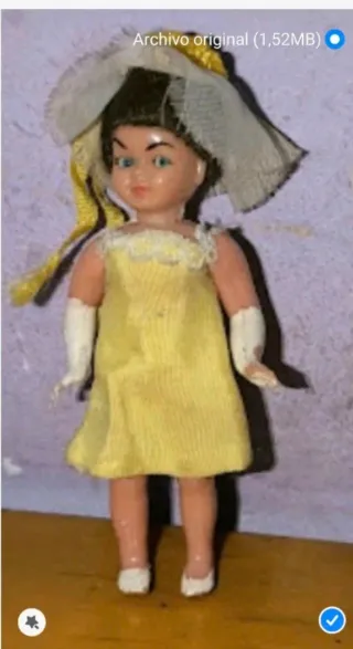 Muñeca antigua vestida de amarillo articulada