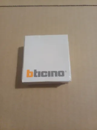 Pulsante a tirante Living International