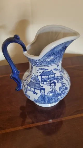 Caraffa in ceramica blu e bianca