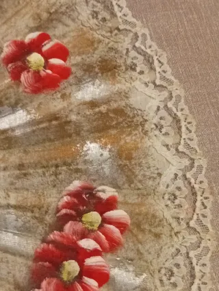 Abanico pintado flores y borde encaje