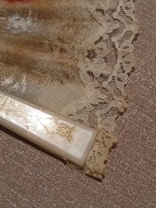 Abanico pintado flores y borde encaje