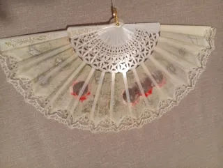 Abanico pintado flores y borde encaje