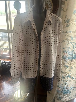 Blusa blanca con estampado de cuadros