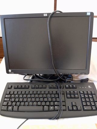 Monitor HP y Teclado Logitech Negro