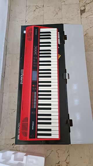 Es un teclado de iniciación de Roland. 61 teclas