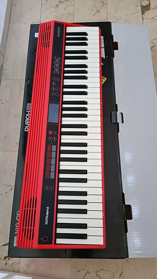 Es un teclado de iniciación de Roland. 61 teclas