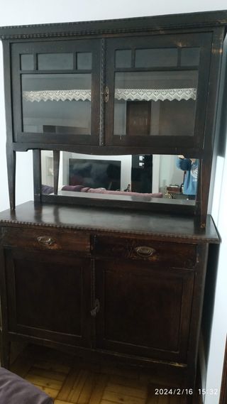 Aparador de madera con vitrina