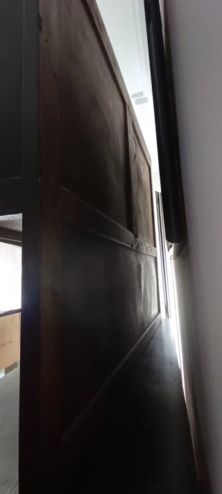 Aparador de madera con vitrina