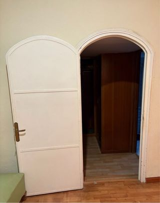 Puerta redonda blanca de madera