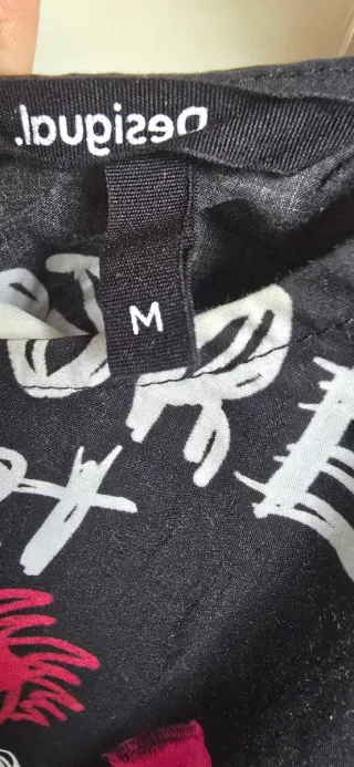 Blusa "Desigual" Graffiti Manga Abullonada Talla M