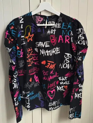 Blusa "Desigual" Graffiti Manga Abullonada Talla M