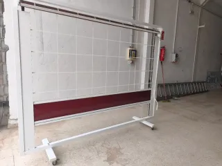 Cortavientos metálico con ruedas