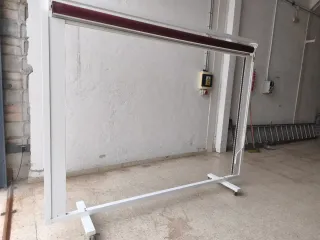 Cortavientos metálico con ruedas