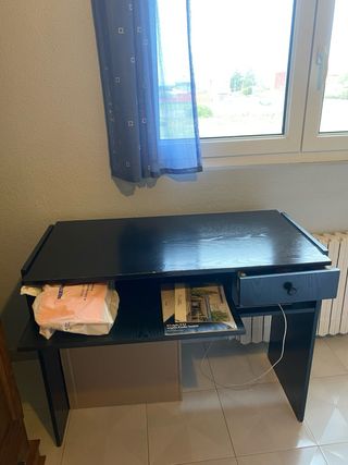 Escritorio negro de madera
