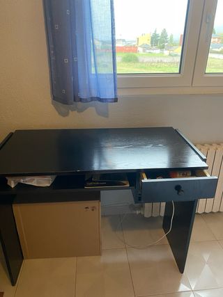 Escritorio negro de madera