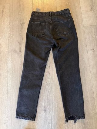 Pantalones vaqueros negros rotos