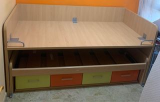 Cama nido con cajones cerrados.