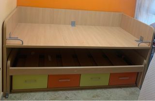 Cama nido con cajones cerrados.
