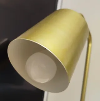 Lámpara de escritorio dorada y mármol