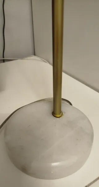 Lámpara de escritorio dorada y mármol