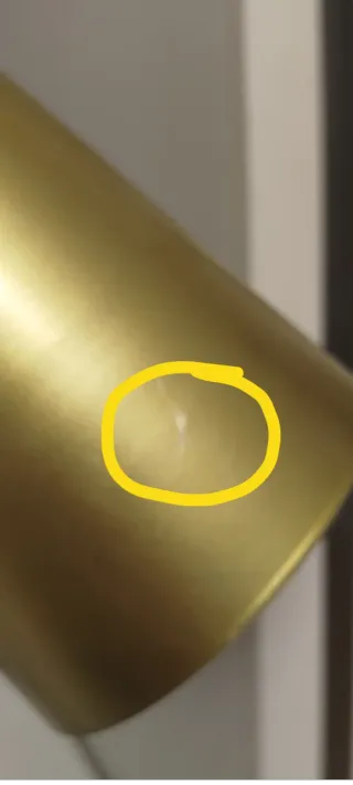 Lámpara de escritorio dorada y mármol