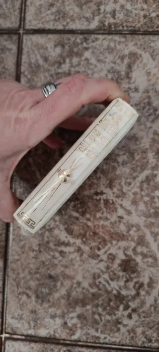 Devocionario con IHS y espigas