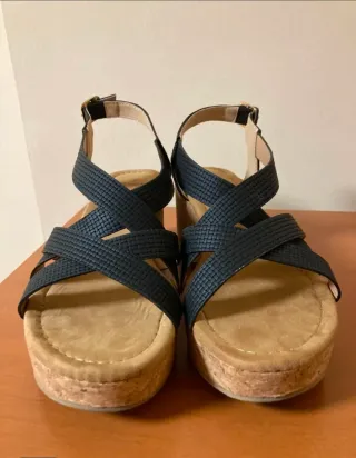 Sandalias cuña negras tiras cruzadas