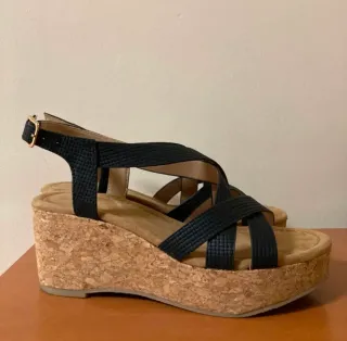 Sandalias cuña negras tiras cruzadas