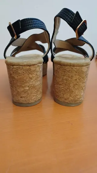 Sandalias cuña negras tiras cruzadas
