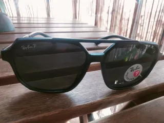 Gafas de sol negras y grises