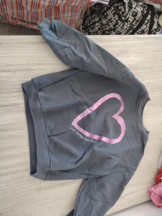 Sudadera gris con corazón rosa