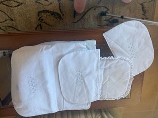 Saco para capazo de bebé azul lunares. Reversible