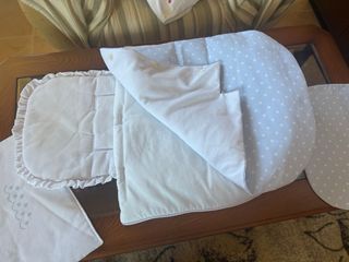 Saco para capazo de bebé azul lunares. Reversible