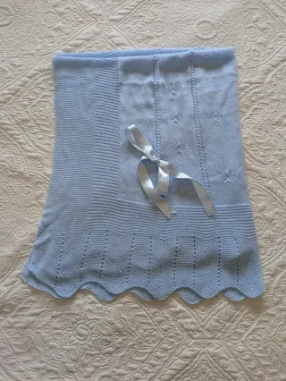Toquilla bebé azul tejida