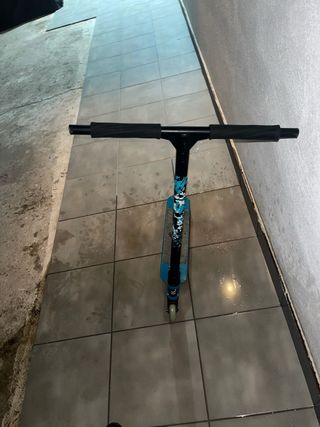 Patinete freestyle azul y negro