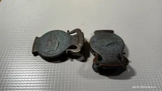 2 Pinzas antiguas de metal con motivos de Grecia