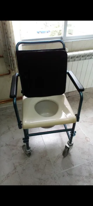 Silla ruedas con orinal