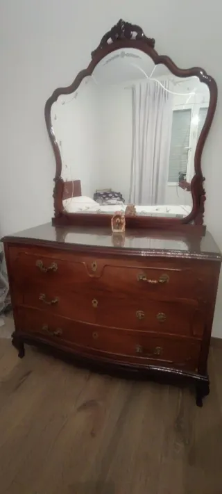 Cómoda antigua de madera con espejo