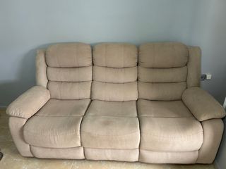 Sofá de tela beige reclinable