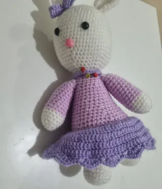 Muñeco de ganchillo conejo morado y blanco