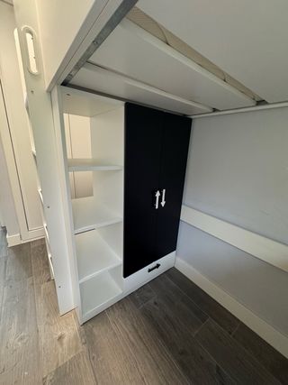 Cama Smastad Ikea con escritorio y armario.