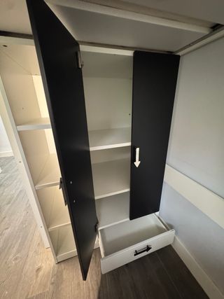 Cama Smastad Ikea con escritorio y armario.