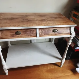 Mesa de madera con cajones y estante