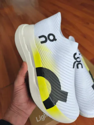 Zapatillas On blancas y amarillas